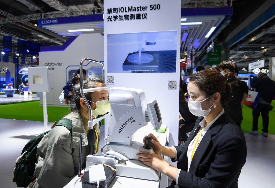 A visitor experiences an IOLMaster 500 device at the booth of German technology enterprise ZEISS during the third China International Import Expo (CIIE) in Shanghai, east China, Nov. 6, 2020. (Xinhua/Chen Yehua)■ CbsbeeE007036 20210218 CBMFN0A004