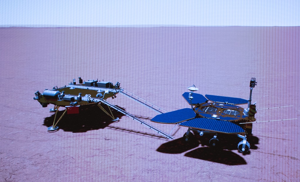 The simulated image captured at the Beijing Aerospace Control Center on May 22, 2021 shows Zhurong driving down to the Martian surface. (Xinhua/Jin Liwang) XxjwshE007088 20210522 CBMFN0A004