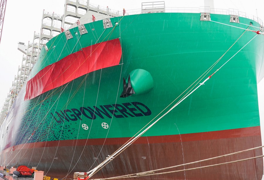 Photo taken on May 26, 2021 shows the mega dual-powered container ship in east China's Shanghai. (Xinhua/Ding Ting) XxjpweE007004 20210527 CBMFN0A004