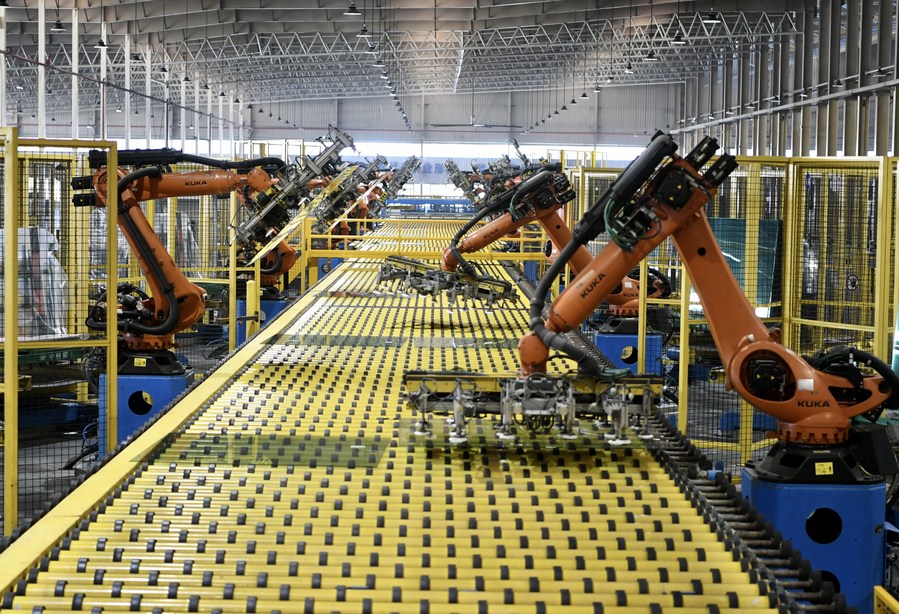 Robots operate on a production line at an automotive glass workshop of the Fuyao Glass Industry Group Co., Ltd. in Fuqing City of Fuzhou, east China's Fujian Province, Jan. 12, 2021. (Xinhua/Jiang Kehong) XxjwshE007051 20210527 CBMFN0A002