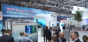 MAN Energy Solutions: &Epsilon;ί&mu;&alpha;&sigma;&tau;&epsilon; έ&tau;&omicron;&iota;&mu;&omicron;&iota; &nu;&alpha; &pi;&rho;&omicron;&sigma;&phi;έ&rho;&omicron;&upsilon;&mu;&epsilon; &lambda;ύ&sigma;&epsilon;&iota;&sigmaf; &sigma;&tau;&eta; &nu;&alpha;&upsilon;&tau;&iota;&lambda;ί&alpha; &sigma;&tau;&omicron; &nu;έ&omicron; &tau;&omicron;&pi;ί&omicron;