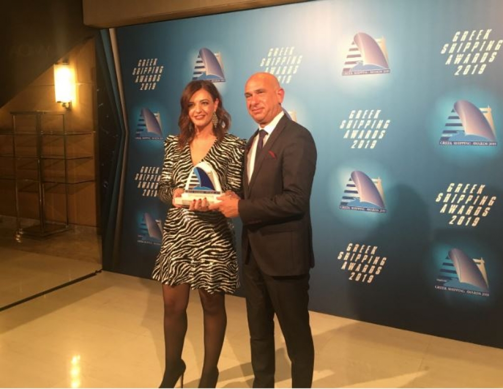 &Sigma;&tau;&eta;&nu; &kappa;&alpha;&tau;&eta;&gamma;&omicron;&rho;ί&alpha; Shipping Financier of the Year, &mu;&epsilon; &chi;&omicron;&rho;&eta;&gamma;ό &tau;&eta;&nu;  Tototheo Maritime, &tau;&omicron; Ό&sigma;&kappa;&alpha;&rho; &pi;ή&gamma;&epsilon; &sigma;&tau;&eta;&nu; &Tau;&rho;ά&pi;&epsilon;&zeta;&alpha; &Pi;&epsilon;&iota;&rho;&alpha;&iota;ώ&sigmaf; 
