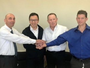 &Alpha;&pi;ό &alpha;&rho;&iota;&sigma;&tau;&epsilon;&rho;ά &pi;&rho;&omicron;&sigmaf; &delta;&epsilon;&xi;&iota;ά: Shaul Zemach, Energean Israel Country Manager, Jason (Liu) Dongbing,  CEO PMEC, Meir Shamir, CEO Mivtach Shamir, Ron Oren, CEO Rapac