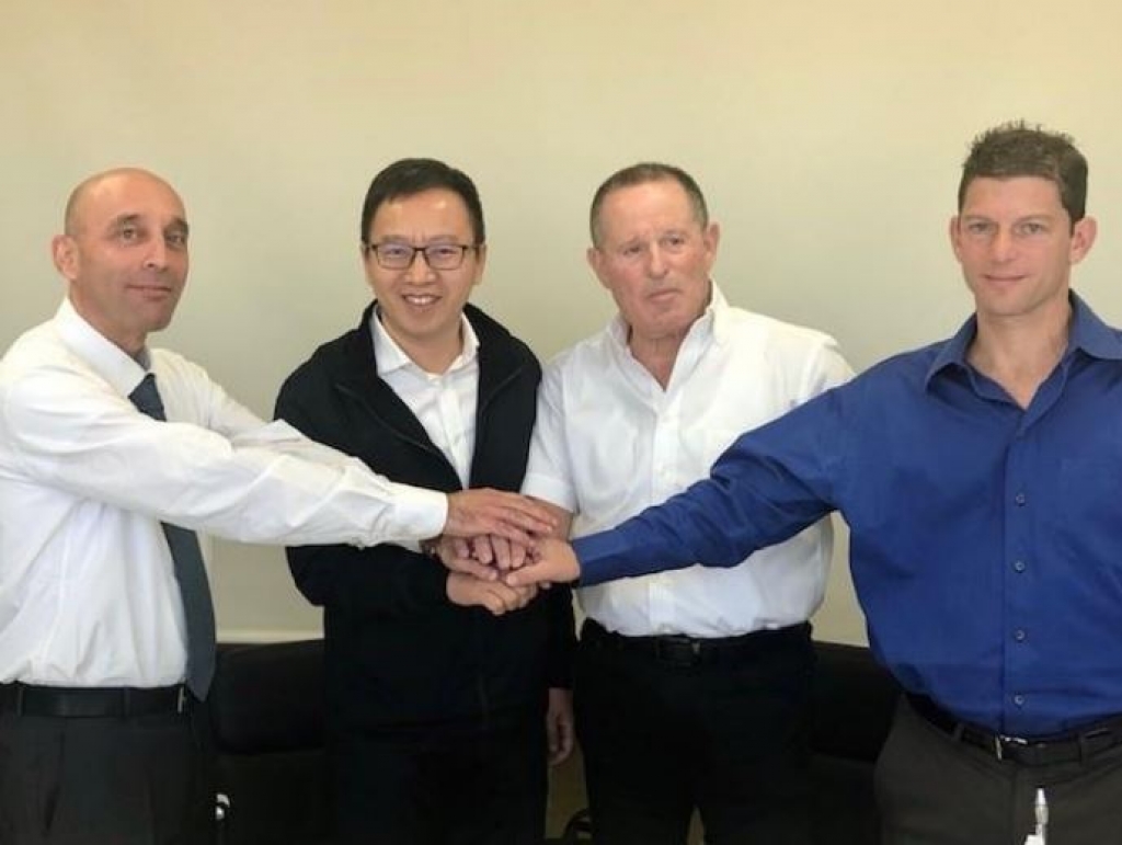 &Alpha;&pi;ό &alpha;&rho;&iota;&sigma;&tau;&epsilon;&rho;ά &pi;&rho;&omicron;&sigmaf; &delta;&epsilon;&xi;&iota;ά: Shaul Zemach, Energean Israel Country Manager, Jason (Liu) Dongbing,  CEO PMEC, Meir Shamir, CEO Mivtach Shamir, Ron Oren, CEO Rapac