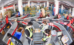 Workers sort out packages at a sorting center in Lianyungang, east China's Jiangsu Province, Nov. 11, 2020, on the occasion of an annual online shopping spree. (Photo by Geng Yuhe/Xinhua)
