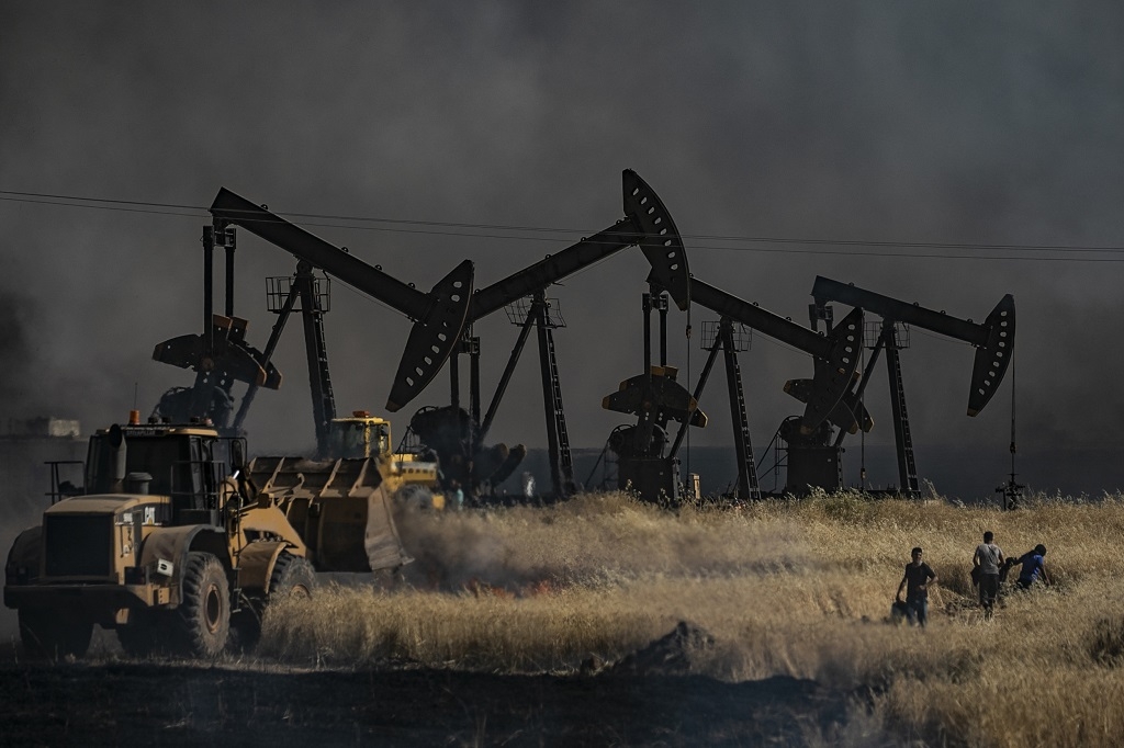 Crude lower on unexpected US crude, gasoline inventory builds