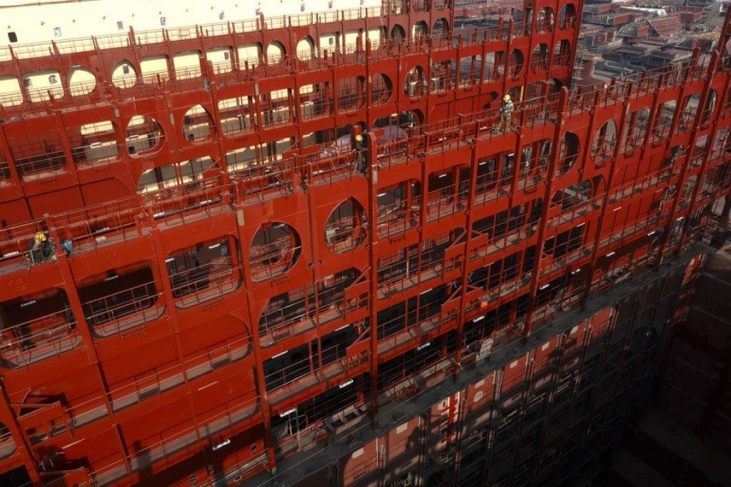 This aerial photo taken on Dec. 5, 2023 shows workers working on a container vessel at a shipyard of Jiangsu Yangzi Xinfu Shipbuilding Co., Ltd. in Taixing, east China's Jiangsu Province.(Xinhua/Cai Yang)
