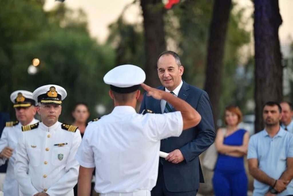 &Chi;&omicron;&rho;ή&gamma;&eta;&sigma;&eta; &chi;&rho;&eta;&mu;&alpha;&tau;&iota;&kappa;ώ&nu; &beta;&rho;&alpha;&beta;&epsilon;ί&omega;&nu; &alpha;&pi;ό &tau;&eta;&nu; &Epsilon;&sigma;&tau;ί&alpha; &Nu;&alpha;&upsilon;&tau;&iota;&kappa;ώ&nu;