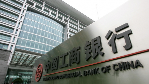 &Omicron;&iota; &delta;ύ&omicron; &mu;&epsilon;&gamma;&alpha;&lambda;ύ&tau;&epsilon;&rho;&epsilon;&sigmaf; &tau;&rho;ά&pi;&epsilon;&zeta;&epsilon;&sigmaf; &tau;&eta;&sigmaf; &Kappa;ί&nu;&alpha;&sigmaf; &sigma;&tau;&eta;&nu; &Epsilon;&lambda;&lambda;ά&delta;&alpha;