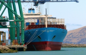 &Eta; &delta;&alpha;&nu;&iota;&kappa;ή &Alpha;.&Rho; Moller-Maersk &alpha;&pi;&omicron;&lambda;ύ&epsilon;&iota; 10.000 &epsilon;&rho;&gamma;&alpha;&zeta;&omicron;&mu;έ&nu;&omicron;&upsilon;&sigmaf;