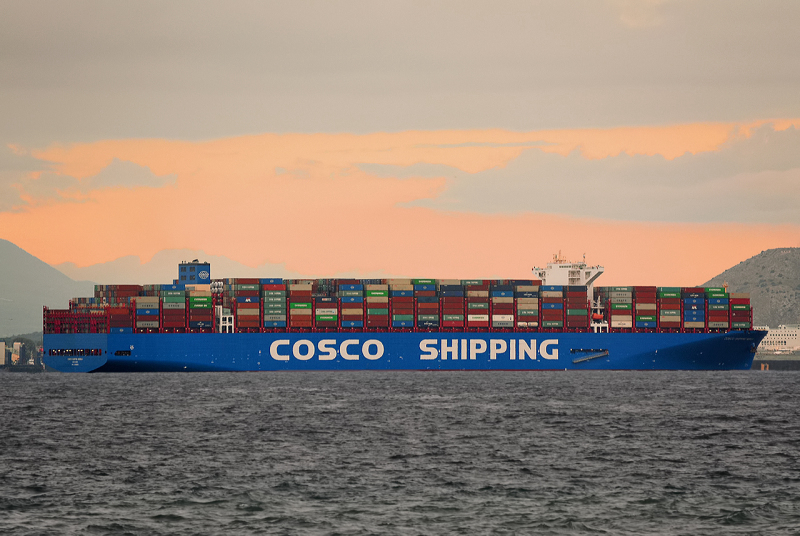 &Sigma;&tau;&omicron; &lambda;&iota;&mu;ά&nu;&iota; &tau;&omicron;&upsilon; &Pi;&epsilon;&iota;&rho;&alpha;&iota;ά &kappa;&alpha;&tau;έ&pi;&lambda;&epsilon;&upsilon;&sigma;&epsilon; &tau;&omicron; &pi;&lambda;&omicron;ί&omicron; COSCO Shipping NEBULA.