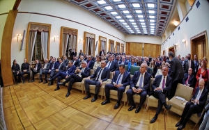 &laquo;&Delta;ώ&delta;&epsilon;&kappa;&alpha; &pi;&alpha;&rho;&alpha;&gamma;&omega;&gamma;&iota;&kappa;&omicron;ί &phi;&omicron;&rho;&epsilon;ί&sigmaf; &tau;&omicron;&upsilon; &Pi;&epsilon;&iota;&rho;&alpha;&iota;ά &tau;ί&mu;&eta;&sigma;&alpha;&nu; &pi;&rho;&omicron;&sigma;&omega;&pi;&iota;&kappa;ό&tau;&eta;&tau;&epsilon;&sigmaf; &tau;&omicron;&upsilon; &epsilon;&pi;&iota;&chi;&epsilon;&iota;&rho;&epsilon;ί&nu;&raquo;