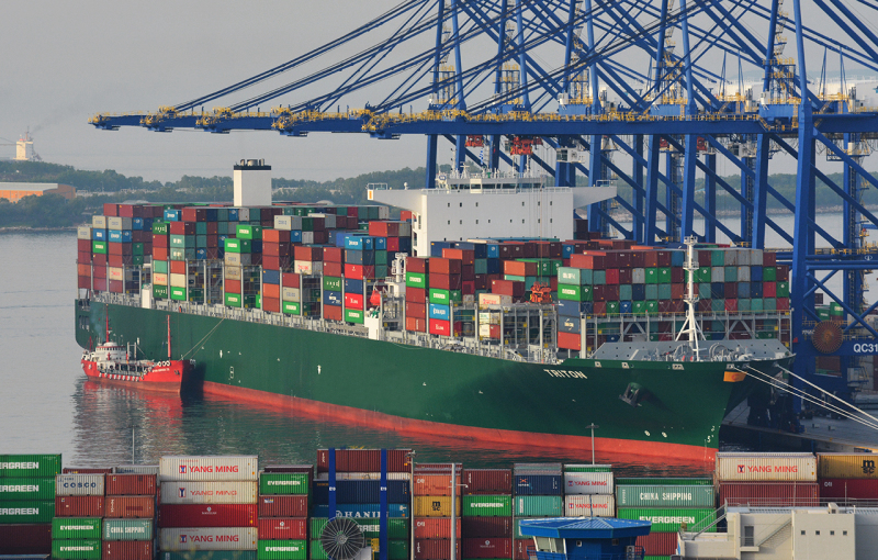 &Pi;&rho;&omicron;&tau;&epsilon;&rho;&alpha;&iota;ό&tau;&eta;&tau;&alpha; &sigma;&tau;&alpha; containerships &mu;&epsilon; &sigma;&tau;ό&chi;&omicron; &tau;&eta; &mu;&epsilon;ί&omega;&sigma;&eta; &alpha;έ&rho;&iota;&omega;&nu; &rho;ύ&pi;&omega;&nu;