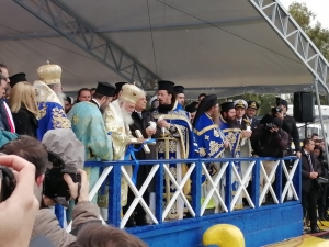 &Mu;&epsilon; &lambda;&alpha;&mu;&pi;&rho;ό&tau;&eta;&tau;&alpha; &epsilon;&omicron;&rho;&tau;ά&sigma;&tau;&eta;&kappa;&alpha;&nu; &tau;&alpha; &Theta;&epsilon;&omicron;&phi;ά&nu;&iota;&alpha; &sigma;&tau;&omicron;&nu; &Pi;&epsilon;&iota;&rho;&alpha;&iota;ά