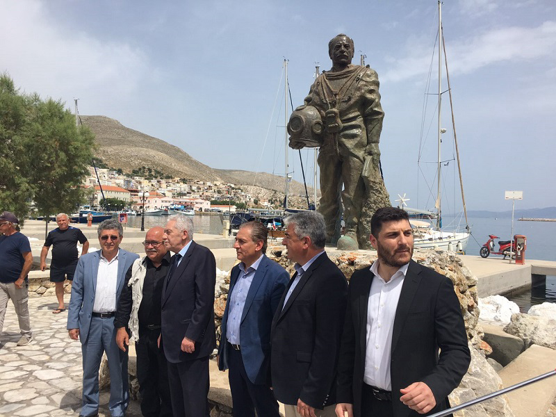 &Phi;.&Kappa;&omicron;&upsilon;&beta;έ&lambda;&eta;&sigmaf;: &laquo;&Alpha;&nu;&alpha;&beta;&alpha;&theta;&mu;ί&zeta;&epsilon;&tau;&alpha;&iota; &eta; &Sigma;&chi;&omicron;&lambda;ή &Delta;&upsilon;&tau;ώ&nu; &kappa;&alpha;&iota; &delta;&rho;&omicron;&mu;&omicron;&lambda;&omicron;&gamma;&epsilon;ί&tau;&alpha;&iota; &Sigma;&chi;&omicron;&lambda;ή &Mu;&eta;&chi;&alpha;&nu;&iota;&kappa;ώ&nu; &Epsilon;.&Nu;. &sigma;&tau;&eta;&nu; &Kappa;ά&lambda;&upsilon;&mu;&nu;&omicron;&raquo;  