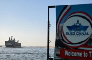 Έ&nu;&alpha; &pi;&lambda;&omicron;ί&omicron; &delta;&iota;έ&rho;&chi;&epsilon;&tau;&alpha;&iota; &alpha;&pi;ό &tau;&eta; &delta;&iota;ώ&rho;&upsilon;&gamma;&alpha; &tau;&omicron;&upsilon; &Sigma;&omicron;&upsilon;έ&zeta; &pi;&rho;&omicron;&sigmaf; &tau;&eta;&nu; &Epsilon;&rho;&upsilon;&theta;&rho;ά &Theta;ά&lambda;&alpha;&sigma;&sigma;&alpha; &sigma;&tau;&iota;&sigmaf; 10 &Iota;&alpha;&nu;&omicron;&upsilon;&alpha;&rho;ί&omicron;&upsilon; 2024 &sigma;&tau;&eta;&nu; &Iota;&sigma;&mu;&alpha;&eta;&lambda;ί&alpha; &tau;&eta;&sigmaf; &Alpha;&iota;&gamma;ύ&pi;&tau;&omicron;&upsilon;. Sayed Hassan/Getty Images