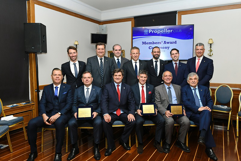 &Tau;&omicron; Propeller Club &pi;&rho;&alpha;&gamma;&mu;&alpha;&tau;&omicron;&pi;&omicron;ί&eta;&sigma;&epsilon; &tau;&eta;&nu; &epsilon;&tau;ή&sigma;&iota;&alpha; &epsilon;&kappa;&delta;ή&lambda;&omega;&sigma;&eta; &tau;&omicron;&upsilon; &laquo;&Eta;&mu;έ&rho;&alpha; &Mu;&epsilon;&lambda;ώ&nu;&raquo; 