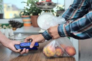 ecolytiq: &Nu;έ&alpha; &sigma;&upsilon;&nu;&epsilon;&rho;&gamma;&alpha;&sigma;ί&alpha; &mu;&epsilon;&tau;&alpha;&xi;ύ Alpha Bank &kappa;&alpha;&iota; Visa &gamma;&iota;&alpha; &tau;&eta; &sigma;&tau;ή&rho;&iota;&xi;&eta; &tau;&eta;&sigmaf; &mu;&epsilon;&tau;ά&beta;&alpha;&sigma;&eta;&sigmaf; &sigma;&epsilon; &mu;ί&alpha; &omicron;&iota;&kappa;&omicron;&nu;&omicron;&mu;ί&alpha; &chi;&alpha;&mu;&eta;&lambda;ώ&nu; &epsilon;&kappa;&pi;&omicron;&mu;&pi;ώ&nu; ά&nu;&theta;&rho;&alpha;&kappa;&alpha;