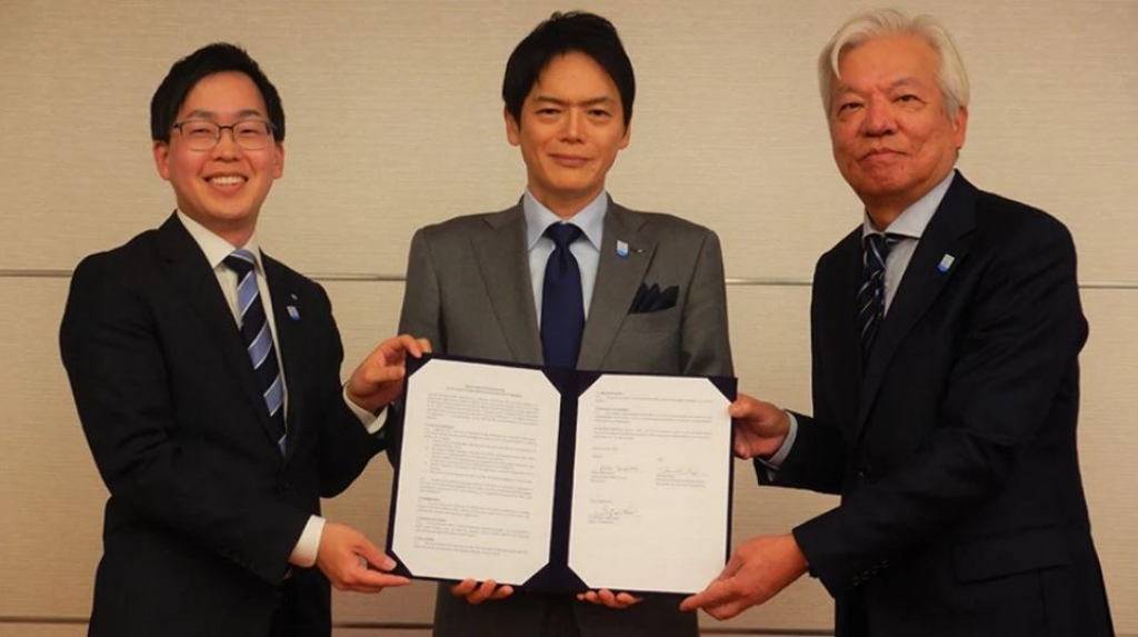 Kohei Yamamoto, Head of Public Affairs-Japan, Maersk, Dr. Takeharu Yamanaka, Mayor of Yokohama and Masashi Fujii, President of Mitsubishi Gas Chemical signed the MOU.