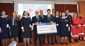 &Tau;&omicron; &phi;&iota;&lambda;&alpha;&nu;&theta;&rho;&omega;&pi;&iota;&kappa;ό ί&delta;&rho;&upsilon;&mu;&alpha; &tau;&eta;&sigmaf; COSCO SHIPPING &chi;&rho;&eta;&mu;&alpha;&tau;&omicron;&delta;&omicron;&tau;&epsilon;ί &delta;&rho;ά&sigma;&epsilon;&iota;&sigmaf; &tau;&omicron;&upsilon; &Epsilon;&rho;&upsilon;&theta;&rho;&omicron;ύ &Sigma;&tau;&alpha;&upsilon;&rho;&omicron;ύ &sigma;&tau;&eta;&nu; &Epsilon;&lambda;&lambda;ά&delta;&alpha;.