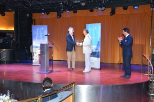 O Geoffrey Pyatt &amp; &omicron; &kappa;&alpha;&pi;&epsilon;&tau;ά&nu;&iota;&omicron;&sigmaf; &tau;&omicron;&upsilon; Celestyal Crystal &kappa;&omicron;&sigmaf; &Nu;ί&kappa;&omicron;&sigmaf; &Beta;&alpha;&sigma;&iota;&lambda;&epsilon;ί&omicron;&upsilon;