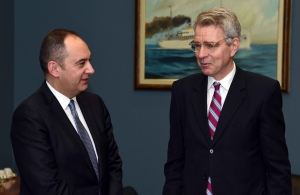 &Sigma;&upsilon;&nu;ά&nu;&tau;&eta;&sigma;&eta; &Upsilon;&Nu;&Alpha;&Nu;&Pi; &kappa;. &Gamma;&iota;ά&nu;&nu;&eta; &Pi;&lambda;&alpha;&kappa;&iota;&omega;&tau;ά&kappa;&eta; &mu;&epsilon; &tau;&omicron;&nu; &Pi;&rho;έ&sigma;&beta;&eta; &tau;&omega;&nu; &Eta;&Pi;&Alpha; &sigma;&tau;&eta;&nu; &Alpha;&theta;ή&nu;&alpha; &Tau;&zeta;έ&phi;&rho;&iota; &Pi;ά&iota;&alpha;&tau;