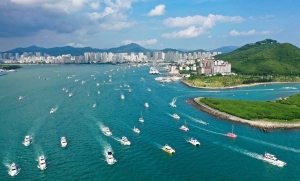 This aerial photo taken on Oct. 1, 2023 shows tourists going sailing in Sanya, south China's Hainan Province. (Xinhua/Guo Cheng)