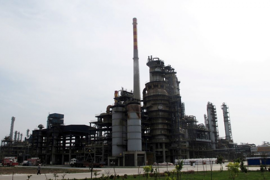 China tests oil clout, battles inflation with first oil reserve auction