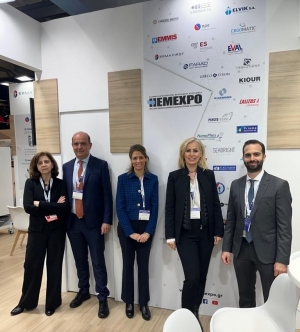 &Mu;&epsilon; &epsilon;&pi;&iota;&tau;&upsilon;&chi;ί&alpha; &eta; &pi;&alpha;&rho;&omicron;&upsilon;&sigma;ί&alpha; &tau;&eta;&sigmaf; Hemexpo &sigma;&tau;&eta;&nu; έ&kappa;&theta;&epsilon;&sigma;&eta; &tau;&eta;&sigmaf; Europort &sigma;&tau;&eta;&nu; &Omicron;&lambda;&lambda;&alpha;&nu;&delta;ί&alpha;