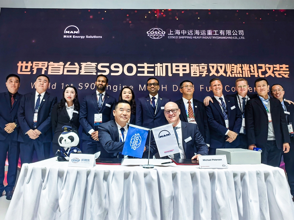 Pictured at the signing at Marintec Shanghai: (front left) Xiaodong Guo, Managing Director of COSCO Heavy Industry Shanghai CO.,Ltd. and (front right) Michael Petersen, Senior Vice President and Head of PrimeServ Denmark