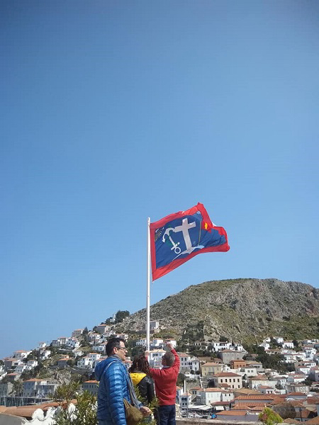 &Sigma;&tau;&eta;&nu; Ύ&delta;&rho;&alpha; &tau;&omicron; &pi;&rho;ό&gamma;&rho;&alpha;&mu;&mu;&alpha; &laquo;&Upsilon;&iota;&omicron;&theta;&epsilon;&sigma;ί&alpha; &Pi;&lambda;&omicron;ί&omicron;&upsilon;&raquo;