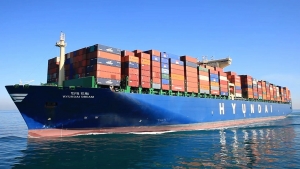 Hyundai Merchant Marine Co.: &laquo;&Pi;&rho;ά&sigma;&iota;&nu;&omicron;&raquo; &phi;ώ&sigmaf; &gamma;&iota;&alpha; &sigma;&upsilon;&mu;&mu;&epsilon;&tau;&omicron;&chi;ή &tau;&eta;&sigmaf; &sigma;&tau;&eta; &laquo;&Tau;&Eta;&Epsilon; Alliance&raquo;,