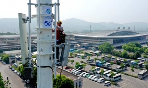A China Mobile employee adjusts and tests 5G base station equipment at Tongling Railway Station in East China's Anhui Province on April 27. Photo: cnsphoto
