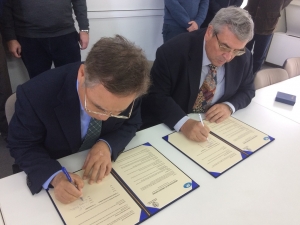 &Omicron; &Kappa;&omicron;&rho;&epsilon;ά&tau;&iota;&kappa;&omicron;&sigmaf; &Nu;&eta;&omicron;&gamma;&nu;ώ&mu;&omicron;&nu;&alpha;&sigmaf; &pi;&rho;&omicron;&sigma;&phi;έ&rho;&epsilon;&iota; &delta;&omega;&rho;&epsilon;ά&nu; &sigma;&tau;&eta;&nu; &Sigma;&chi;&omicron;&lambda;ή &Nu;&alpha;&upsilon;&pi;&eta;&gamma;ώ&nu; &Mu;&eta;&chi;&alpha;&nu;&omicron;&lambda;ό&gamma;&omega;&nu; &Mu;&eta;&chi;&alpha;&nu;&iota;&kappa;ώ&nu; &tau;&omicron;&upsilon; &Epsilon;&Mu;&Pi; &delta;&upsilon;&omicron; &sigma;&eta;&mu;&alpha;&nu;&tau;&iota;&kappa;ά &lambda;&omicron;&gamma;&iota;&sigma;&mu;&iota;&kappa;ά &pi;&alpha;&kappa;έ&tau;&alpha;