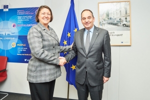 &Sigma;&upsilon;&nu;ά&nu;&tau;&eta;&sigma;&eta; &Upsilon;&pi;&omicron;&upsilon;&rho;&gamma;&omicron;ύ &Nu;&alpha;&upsilon;&tau;&iota;&lambda;ί&alpha;&sigmaf; &kappa;&alpha;&iota; &Nu;&eta;&sigma;&iota;&omega;&tau;&iota;&kappa;ή&sigmaf; &Pi;&omicron;&lambda;&iota;&tau;&iota;&kappa;ή&sigmaf; &kappa;. &Gamma;&iota;ά&nu;&nu;&eta; &Pi;&lambda;&alpha;&kappa;&iota;&omega;&tau;ά&kappa;&eta; &mu;&epsilon; &tau;&eta;&nu; &Epsilon;&upsilon;&rho;&omega;&pi;&alpha;ί&alpha; &Epsilon;&pi;ί&tau;&rho;&omicron;&pi;&omicron; &Mu;&epsilon;&tau;&alpha;&phi;&omicron;&rho;ώ&nu; &kappa;&upsilon;&rho;ί&alpha; Violeta Bulc