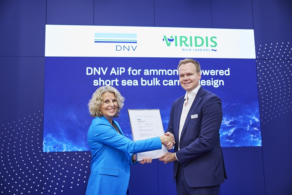 The AiP certificate was presented at the Nor-Shipping Trade Fair by Tuva Flagstad-Andersen, Regional Manager of Region North Europe at DNV to Andr&eacute; Risholm of Viridis Bulk Carriers.