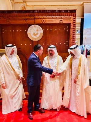 &Sigma;&epsilon; &epsilon;&kappa;&delta;ή&lambda;&omega;&sigma;&eta; &tau;&eta;&sigmaf; &Pi;&rho;&epsilon;&sigma;&beta;&epsilon;ί&alpha;&sigmaf; &tau;&omicron;&upsilon; &Kappa;&alpha;&tau;ά&rho; &omicron; &delta;ή&mu;&alpha;&rho;&chi;&omicron;&sigmaf; &Mu;&upsilon;&kappa;ό&nu;&omicron;&upsilon; &ndash; &Eta; &delta;&iota;&alpha;&chi;&rho;&omicron;&nu;&iota;&kappa;ή &sigma;&chi;έ&sigma;&eta; &kappa;&alpha;&iota; &tau;&alpha; &omicron;&phi;έ&lambda;&eta; &gamma;&iota;&alpha; &tau;&omicron; &nu;&eta;&sigma;ί