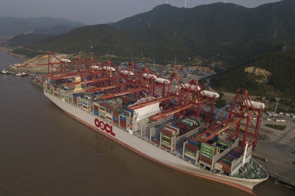 File photo shows a cargo vessel at Chuanshan port zone of Ningbo Zhoushan Port, east China's Zhejiang Province. (Xinhua/Huang Zongzhi)