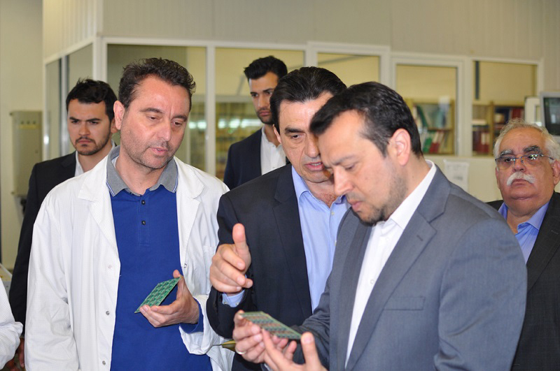 The Greek Minister of Digital Policy at Prisma Electronics