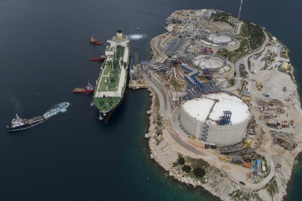 &Tau;&alpha; &sigma;&kappa;ή&pi;&tau;&rho;&alpha; &sigma;&tau;&eta;&nu; &pi;&rho;&omicron;&mu;ή&theta;&epsilon;&iota;&alpha; LNG &upsilon;&pi;&epsilon;&rho;&alpha;&sigma;&pi;ί&zeta;&epsilon;&tau;&alpha;&iota; &tau;&omicron; &Kappa;&alpha;&tau;ά&rho;, &kappa;&lambda;&epsilon;&iota;&delta;ί &eta; &Rho;&epsilon;&beta;&upsilon;&theta;&omicron;ύ&sigma;&alpha;