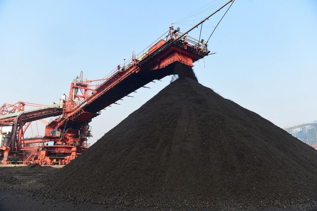 Photo taken on Dec. 22, 2020 shows a thermal coal yard of Huanghua Port in Cangzhou City, north China's Hebei Province. (Xinhua/Wang Min)