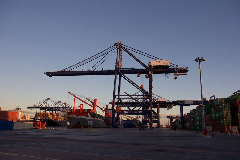 &Sigma;&tau;&eta;&nu; &kappa;&omicron;&rho;&upsilon;&phi;ή &tau;&omega;&nu; port operators &pi;&alpha;&rho;&alpha;&mu;έ&nu;&epsilon;&iota; &eta; Cosco