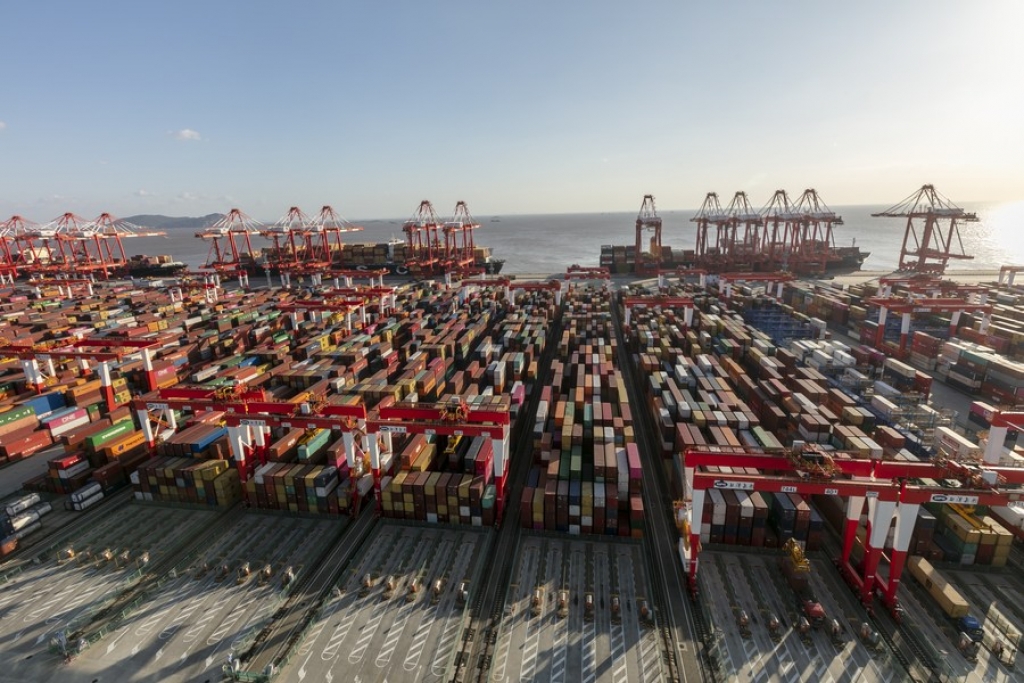 Aerial photo taken on Nov. 3, 2020 shows the container dock of Yangshan Port in Shanghai, east China.(Xinhua/Wang Xiang)