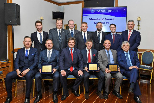 Propeller Club: &Beta;&rho;&alpha;&beta;&epsilon;ύ&epsilon;&iota; &tau;&omicron;&upsilon;&sigmaf; &pi;&rho;&omicron;&sigma;&phi;ά&tau;&omega;&sigmaf; &alpha;&pi;&omicron;&sigma;&tau;&rho;&alpha;&tau;&epsilon;&upsilon;&theta;έ&nu;&tau;&epsilon;&sigmaf; &Alpha;&nu;&tau;&iota;&nu;&alpha;&upsilon;ά&rho;&chi;&omicron;&upsilon;&sigmaf; &tau;&omicron;&upsilon; &Pi;&omicron;&lambda;&epsilon;&mu;&iota;&kappa;&omicron;ύ &Nu;&alpha;&upsilon;&tau;&iota;&kappa;&omicron;ύ