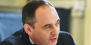 &Omicron;  &upsilon;&pi;&omicron;&upsilon;&rho;&gamma;ό&sigmaf; &Epsilon;&mu;&pi;&omicron;&rho;&iota;&kappa;ή&sigmaf; &Nu;&alpha;&upsilon;&tau;&iota;&lambda;ί&alpha;&sigmaf; &Gamma;&iota;ά&nu;&nu;&eta;&sigmaf; &Pi;&lambda;&alpha;&kappa;&iota;&omega;&tau;ά&kappa;&eta;&sigmaf; &tau;&eta;&nu; &Pi;&alpha;&rho;&alpha;&sigma;&kappa;&epsilon;&upsilon;ή 15 &Nu;&omicron;&epsilon;&mu;&beta;&rho;ί&omicron;&upsilon; &sigma;&tau;&omicron; &laquo; &Kappa;&alpha;&nu;ά&lambda;&iota; 1&raquo; 90,4