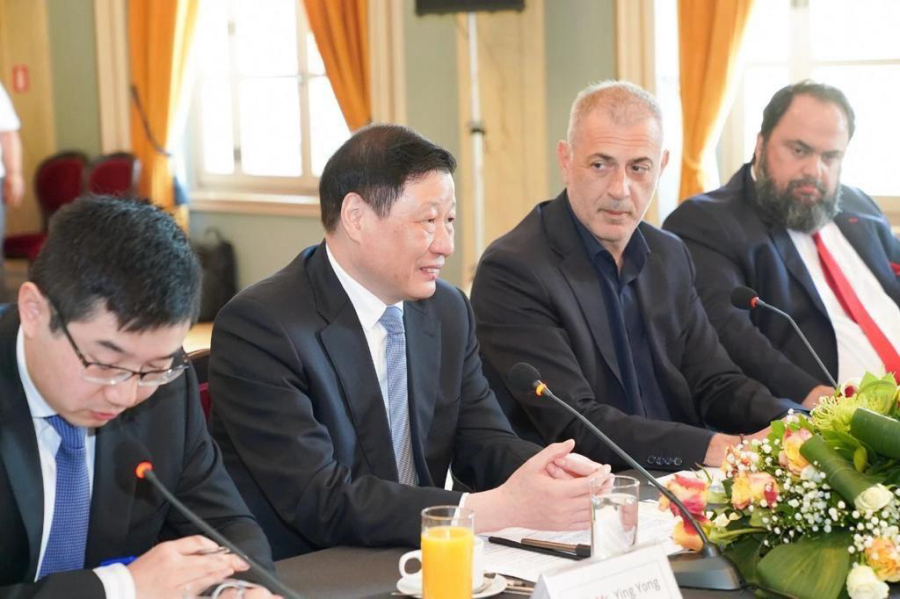 &Nu;έ&alpha; &epsilon;&pi;&omicron;&chi;ή &gamma;&iota;&alpha; &tau;&eta;&nu; &pi;&alpha;&rho;&omicron;&upsilon;&sigma;ί&alpha; &tau;&eta;&sigmaf; Cosco &sigma;&tau;&omicron;&nu; &Pi;&epsilon;&iota;&rho;&alpha;&iota;ά &ndash; &Sigma;&tau;ό&chi;&omicron;&sigmaf; &eta; &kappa;&omicron;&iota;&nu;&omega;&nu;&iota;&kappa;ή &pi;&rho;&omicron;&sigma;&phi;&omicron;&rho;ά &sigma;&tau;&eta;&nu; &pi;ό&lambda;&eta;