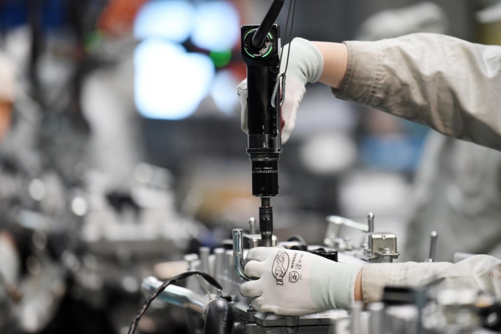 A worker produces engines at a workshop of Harbin Dongan Automotive Engine Manufacturing Co., Ltd. in northeast China's Heilongjiang Province, Feb. 25, 2021.  (Xinhua/Wang Jianwei)