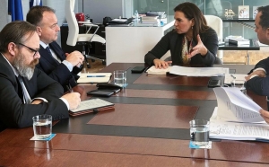 &Sigma;&upsilon;&nu;ά&nu;&tau;&eta;&sigma;&eta; &tau;&omicron;&upsilon; &Upsilon;&phi;&upsilon;&pi;&omicron;&upsilon;&rho;&gamma;&omicron;ύ &Nu;&alpha;&upsilon;&tau;&iota;&lambda;ί&alpha;&sigmaf; &kappa;&alpha;&iota; &Nu;&eta;&sigma;&iota;&omega;&tau;&iota;&kappa;ή&sigmaf; &Pi;&omicron;&lambda;&iota;&tau;&iota;&kappa;ή&sigmaf; &Iota;&omega;ά&nu;&nu;&eta; &Pi;&alpha;&pi;&pi;ά &mu;&epsilon; &tau;&eta;&nu; &Upsilon;&pi;&omicron;&upsilon;&rho;&gamma;ό &Tau;&omicron;&upsilon;&rho;&iota;&sigma;&mu;&omicron;ύ Ό&lambda;&gamma;&alpha; &Kappa;&epsilon;&phi;&alpha;&lambda;&omicron;&gamma;&iota;ά&nu;&nu;&eta;