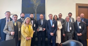 &Epsilon;&Kappa;&Omicron; &Nu;&alpha;&upsilon;&tau;&iota;&lambda;ί&alpha;&sigmaf; &tau;&eta;&sigmaf; &Nu;&Delta; : &Pi;&omicron;&lambda;&iota;&tau;&iota;&kappa;ή &Sigma;&upsilon;&nu;ά&nu;&tau;&eta;&sigma;&eta; &sigma;&tau;&eta;&nu; &Beta;&omicron;&upsilon;&lambda;ή &mu;&epsilon; &Omicron;&upsilon;&sigma;ί&alpha; &kappa;&alpha;&iota; &Alpha;&pi;&omicron;&tau;έ&lambda;&epsilon;&sigma;&mu;&alpha;