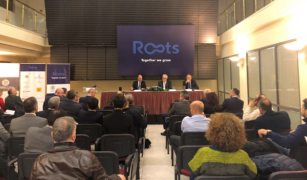 &Tau;&omicron; &Chi;&rho;&eta;&mu;&alpha;&tau;&iota;&sigma;&tau;ή&rho;&iota;&omicron; &Alpha;&theta;&eta;&nu;ώ&nu; &kappa;&alpha;&iota; &tau;&omicron; &Epsilon;&lambda;&lambda;&eta;&nu;&omicron;-&Alpha;&mu;&epsilon;&rho;&iota;&kappa;&alpha;&nu;&iota;&kappa;ό &Epsilon;&mu;&pi;&omicron;&rho;&iota;&kappa;ό &Epsilon;&pi;&iota;&mu;&epsilon;&lambda;&eta;&tau;ή&rho;&iota;&omicron; &pi;&alpha;&rho;&omicron;&upsilon;&sigma;&iota;ά&zeta;&omicron;&upsilon;&nu; &tau;&omicron; &pi;&rho;ό&gamma;&rho;&alpha;&mu;&mu;&alpha; Roots &sigma;&tau;&eta; &Theta;&epsilon;&sigma;&sigma;&alpha;&lambda;&omicron;&nu;ί&kappa;&eta;